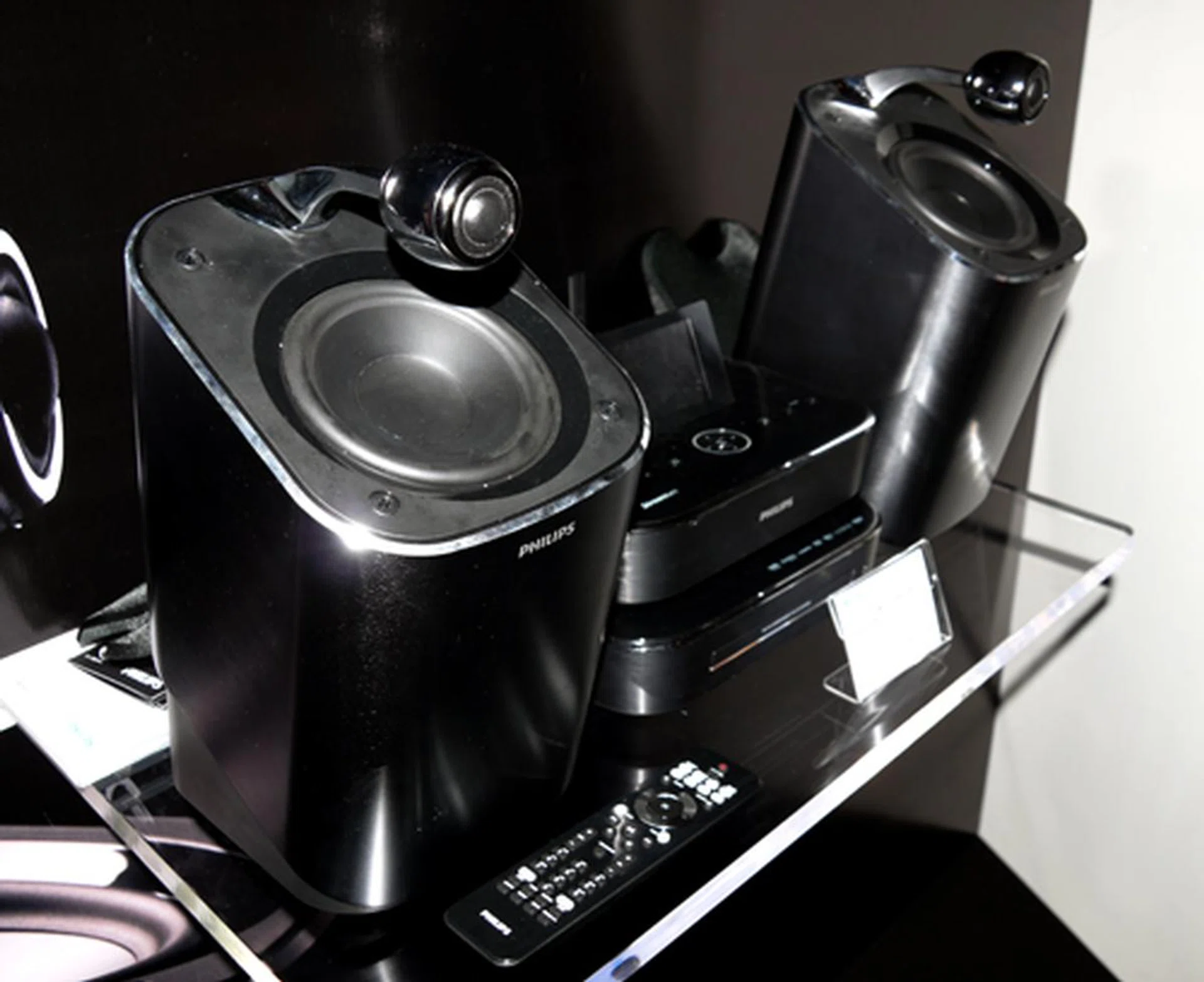 The MCi900 Stremium isn't your conventional micro system for sure. It features a pair of bug-eyed tweeters above its woofers, and houses an internal 160GB hard drive for your audio files as well. The MCi900 has a recommended retail price of S$1,299, and like the rest of the obsessive range, it is poised to reach you by end June 2010.