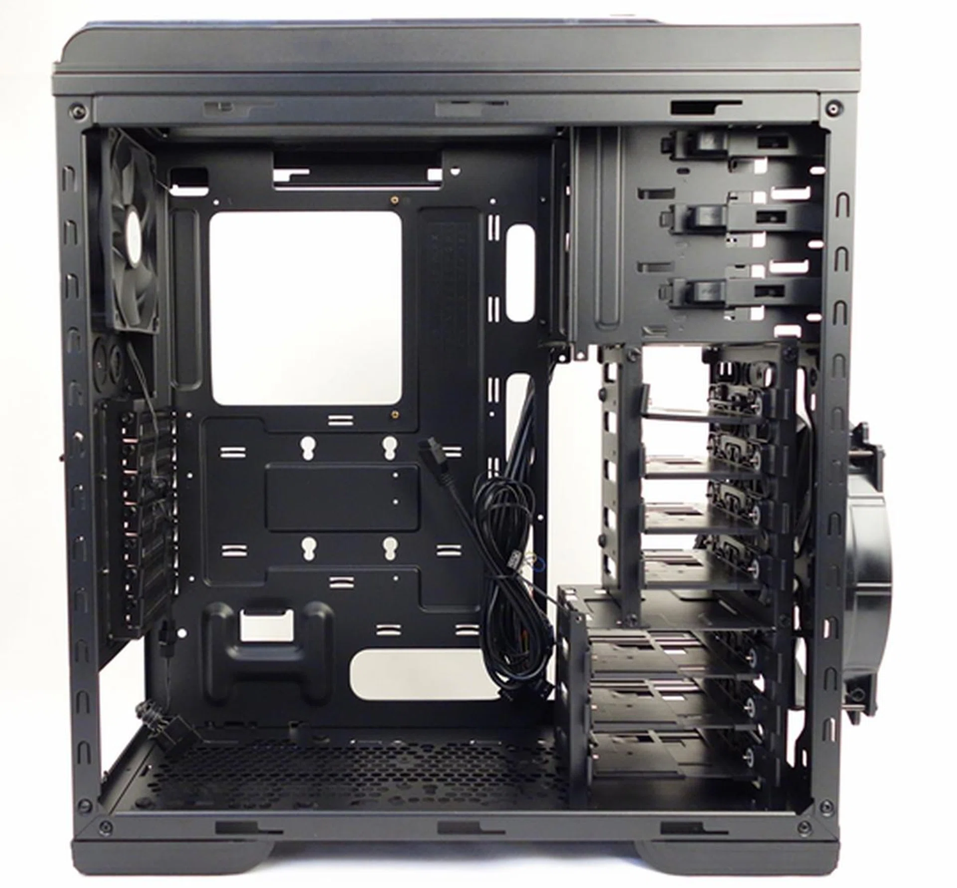 The interior of the chassis reveals the presence of a 2.5-inch drive cage that fits up to four such drives. Located below, there is a 2.5-/3.5 inch drive enclosure that fits up to three drives.