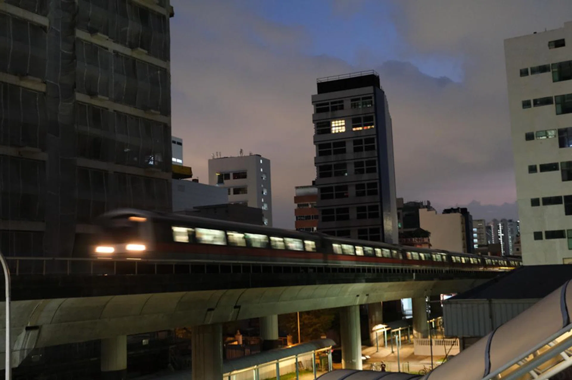 27.7mm at f/3.2, 1/15s, ISO 5000