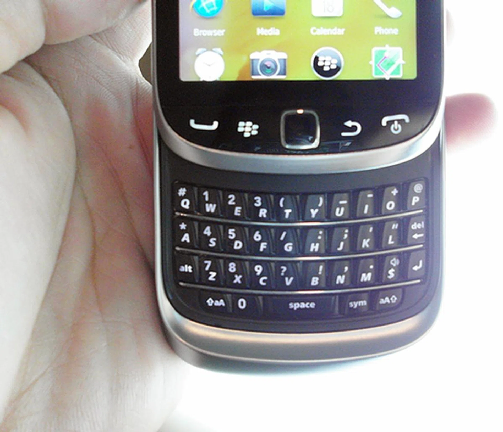 Slide up and you will find the familiar QWERTY keyboard of the Torch 9810. The keys have excellent tactile feedback and provide a very comfortable typing experience. Without a doubt, RIM still makes one of the best QWERTY keyboards on mobile phones today.