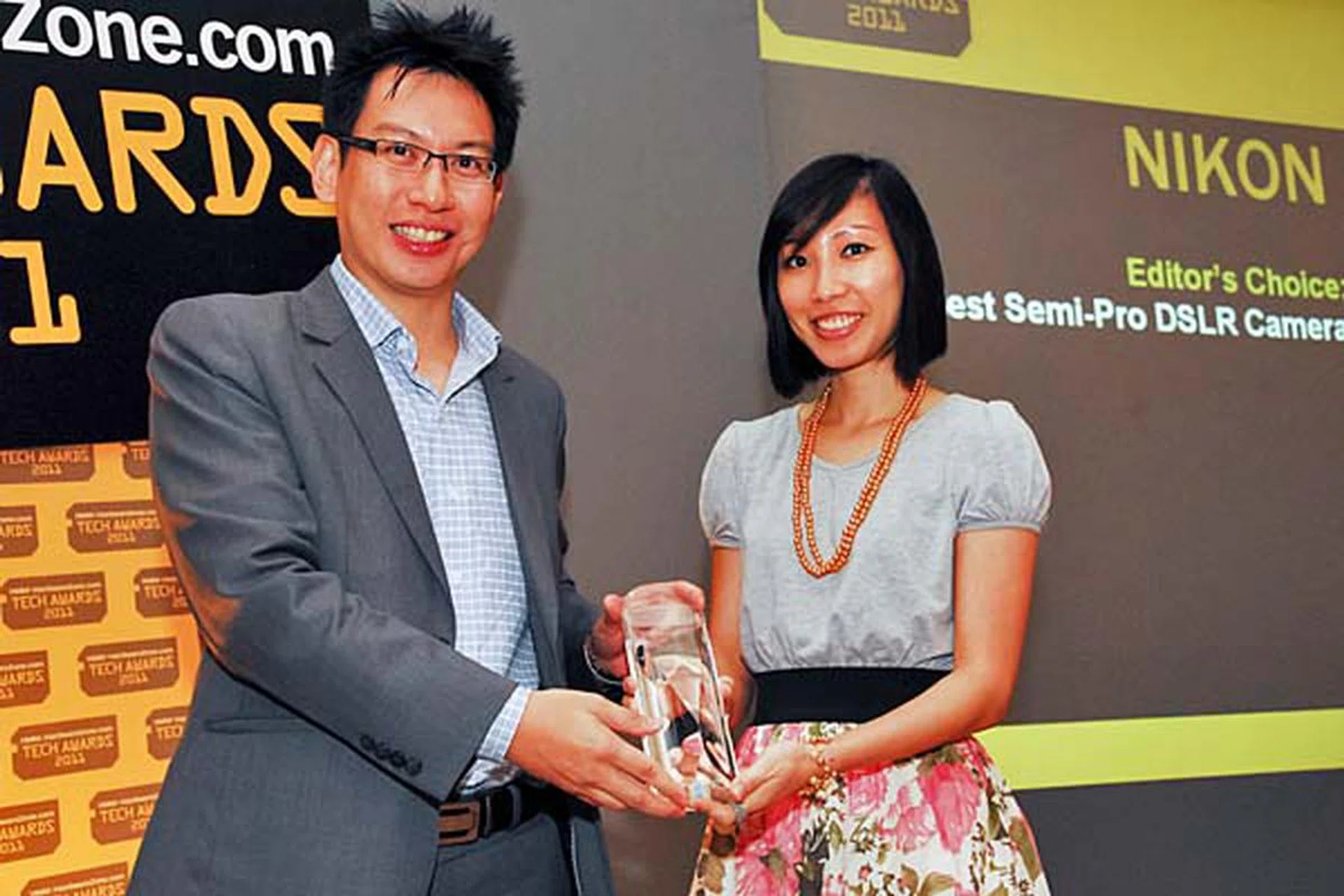 Ms. Sherina Liew, Marketing Manager, Nikon Singapore Pte. Ltd., was there to receive the Editor's Choice award for Best Semi-Pro DSLR Camera (Nikon D7000).