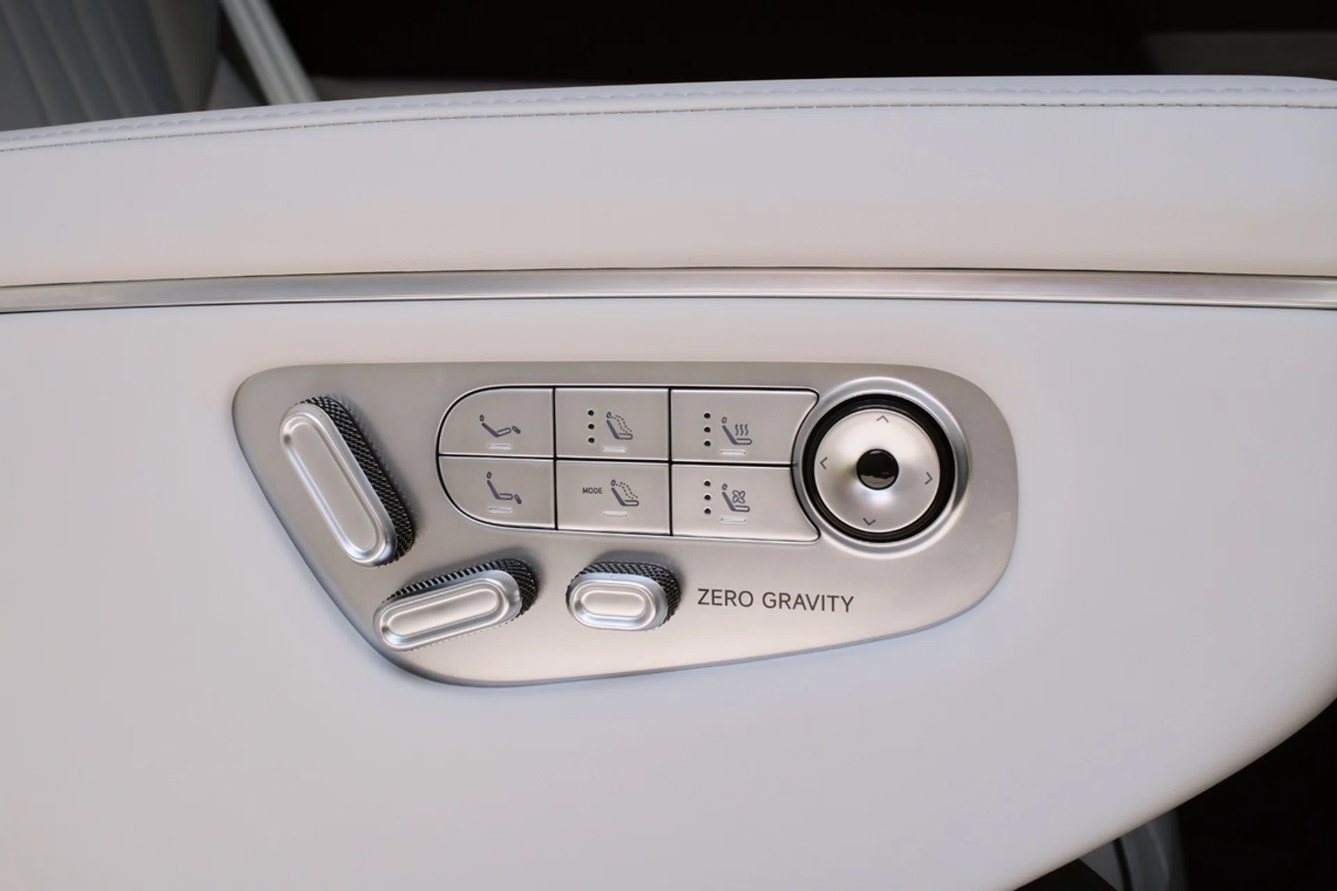 Xpeng X9 seat controls