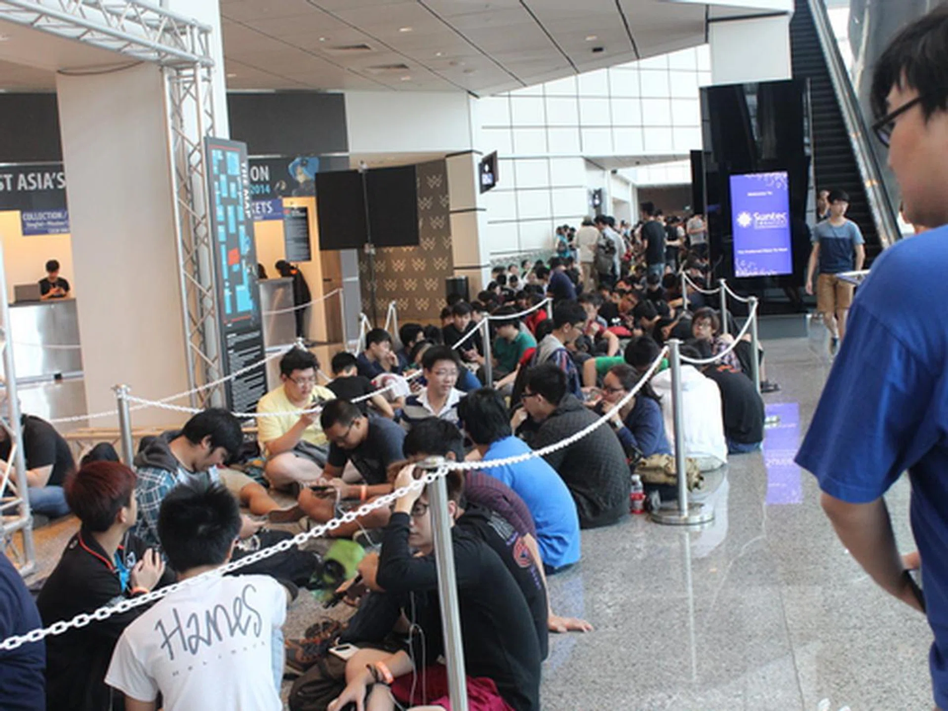 Before the start of the first day's session, the doors weren't even open yet but already there was a massive line.