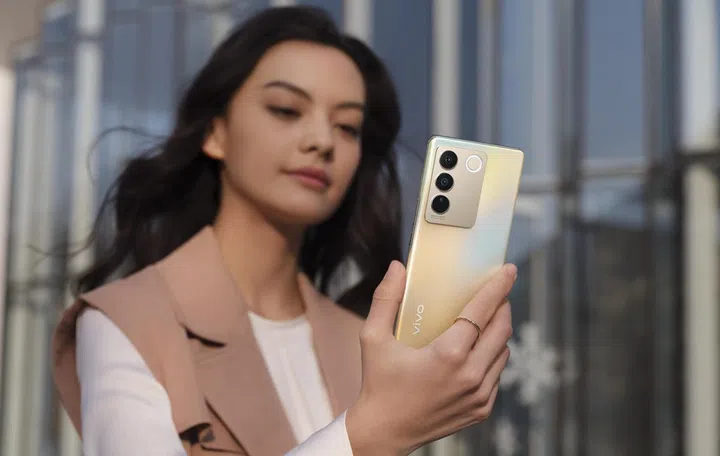 Vivo V27 in Flowing Gold.