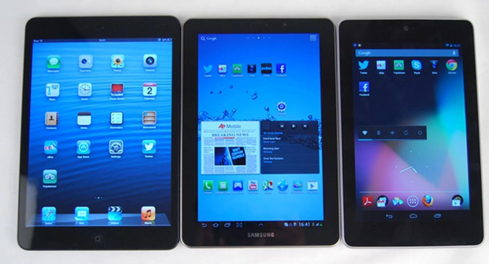 As you can see, the bezels along the sides of the Apple iPad Mini's display are significantly thinner than the ones found on the Samsung Galaxy Tab 7.7 (center) and Google Nexus 7 (right).