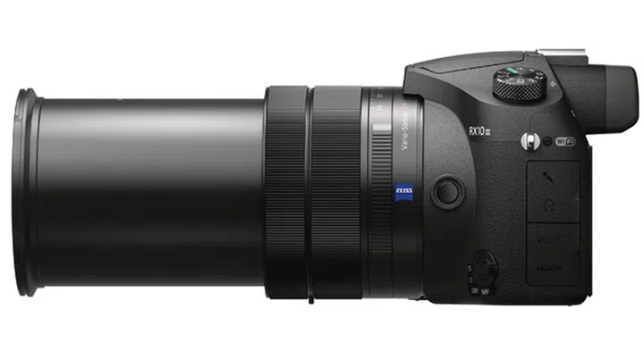 Three rings on the lens let you control aperture, zoom and focus manually.