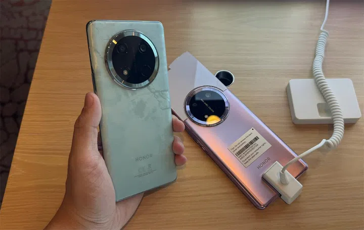 Honor X9c in jade Cyan (left) and Titanium Purple (right). Photo: HWZ.