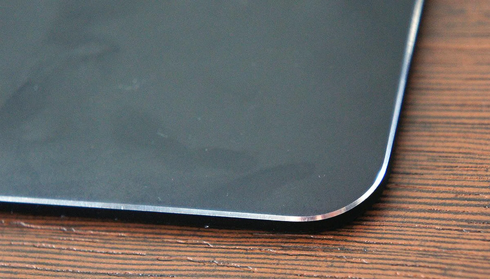 The edges of the machine have chamfered diamond-cut polish edges.