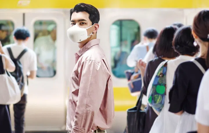 The new masks have a built-in mic and speaker so that the user can be heard properly together with VoiceOn technology from LG. Image courtesy of LG. 