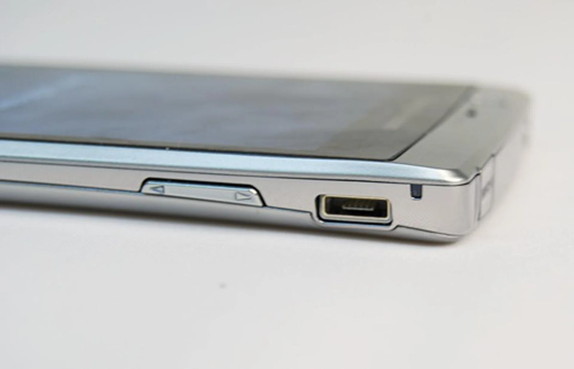 If you look closer at the right profile, you will spot a small notification LED light which serves as an alert for ongoing phone activities such as incoming messages and battery charging. We definitely appreciate its presence but not so much so of its inconspicuous positioning. It should have been present on the front face or at the top of the phone.