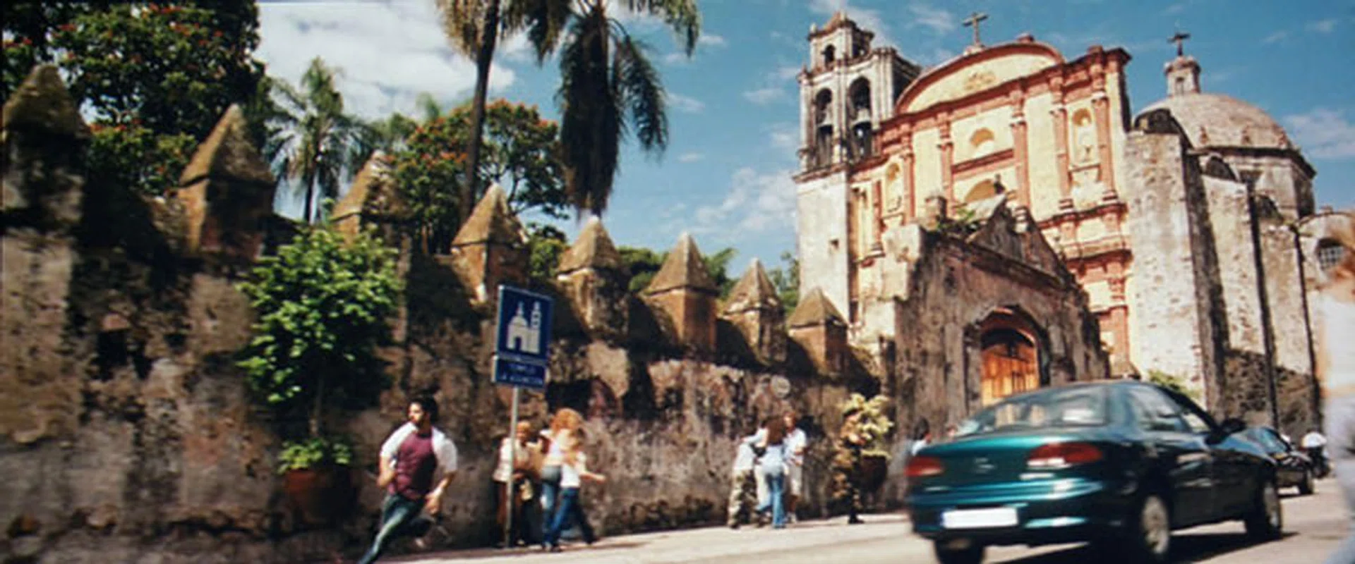 The EB-1775W did a pretty good job handling movie contents. Of course, we spotted some jaggies and judder, but that didn't stop us from enjoying the big-screen experience. (Image from a scene in Vantage Point (2008).)