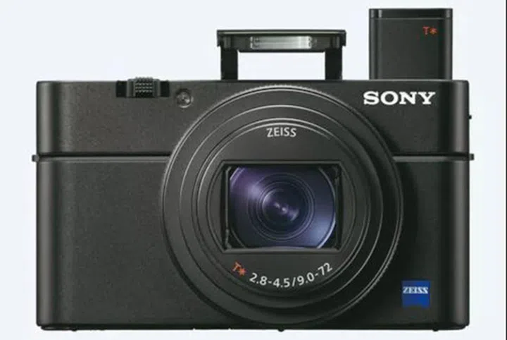 The EVF pops up when you need it.