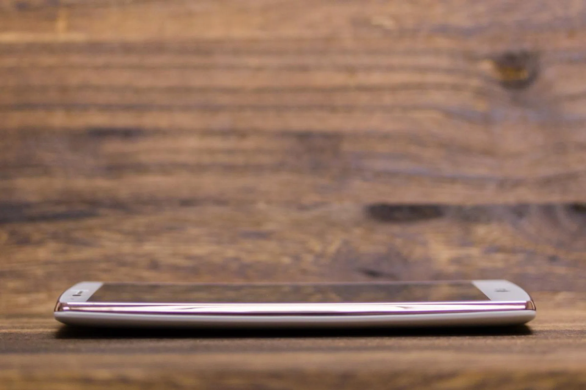 The LG G4’s slight curve makes it feel more natural in the hands.