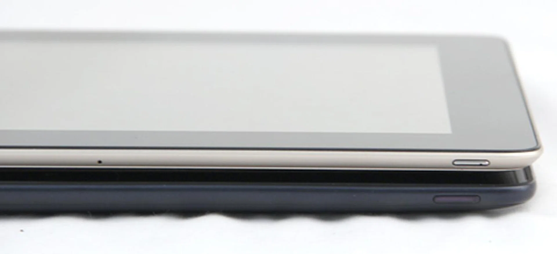There's only a small numerical difference of 1.6mm between the two tablets but the TF300 feels substantially thicker with its 9.9mm profile.