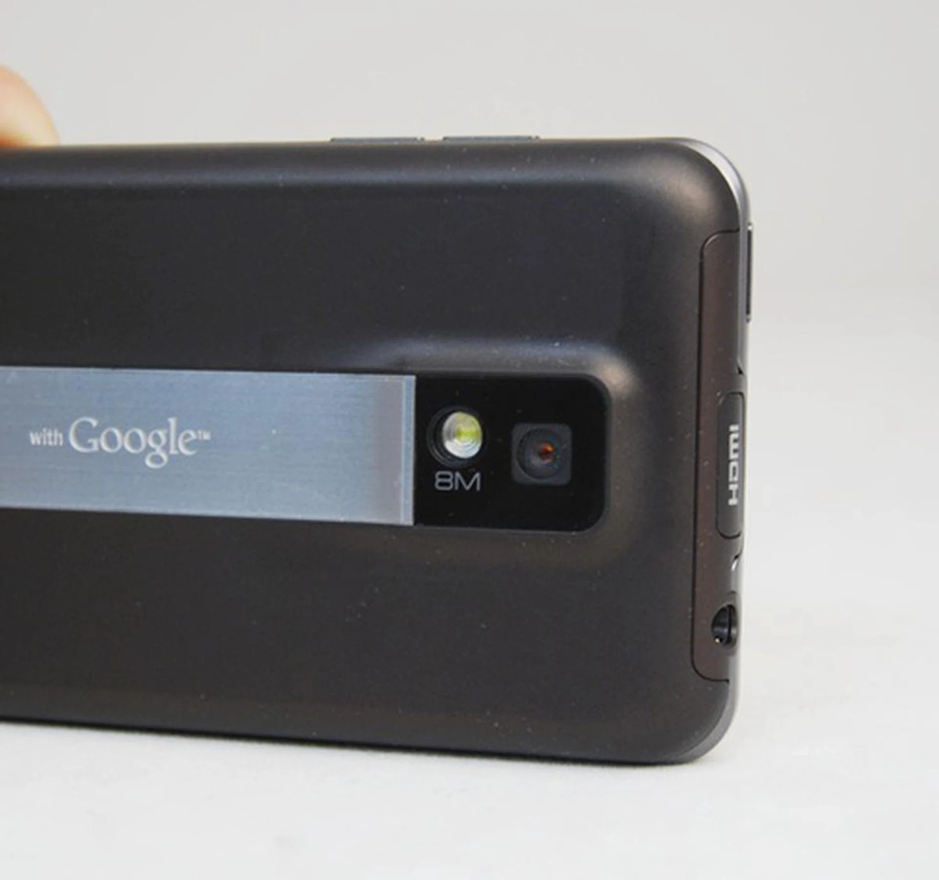 Seen on the smartphone: 8-megapixel camera with LED flash and auto-focus.