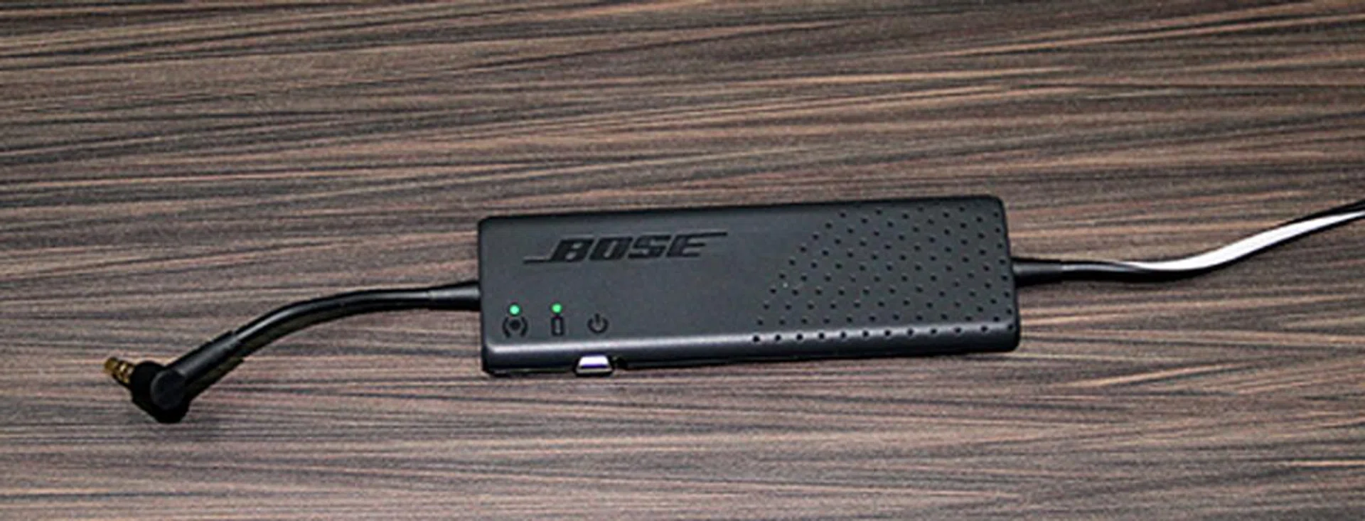 All the circuitry for providing active noise cancellation is housed in this silicon covered adapter. Located near the 3.5mm connector at the end of the cable chain, the adapter can just be placed in the user's pocket along with their portable music player.