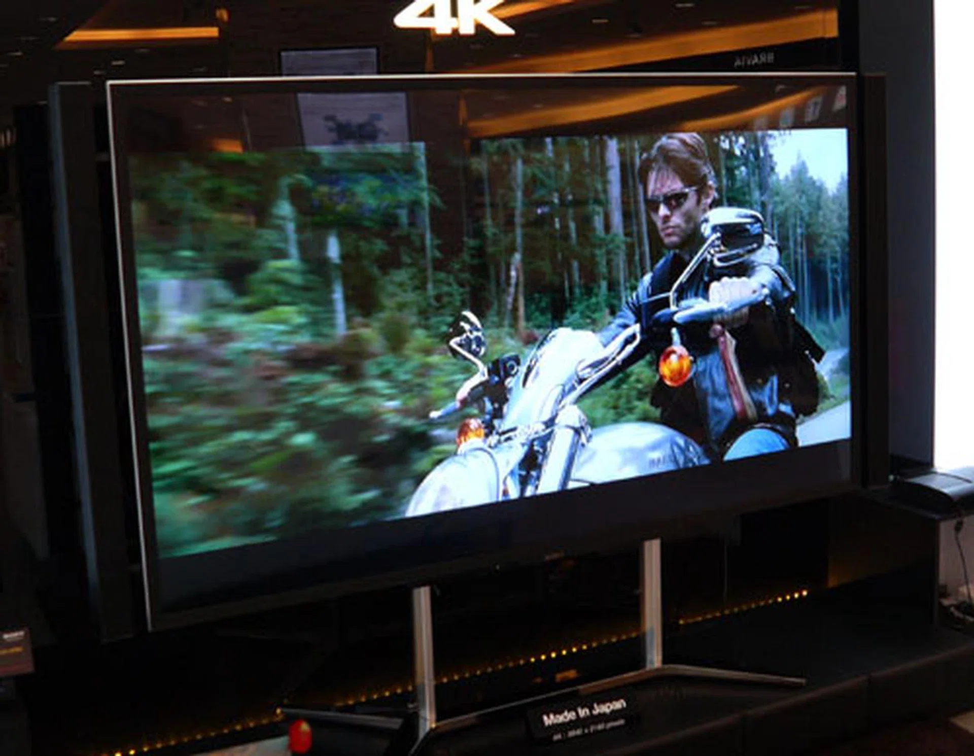 It is apparent that watching SD content on a 4K display isn't advisable as determined by our DVD test. If you're finicky about picture quality, we'd recommend using at least a HD source for the X9000.  