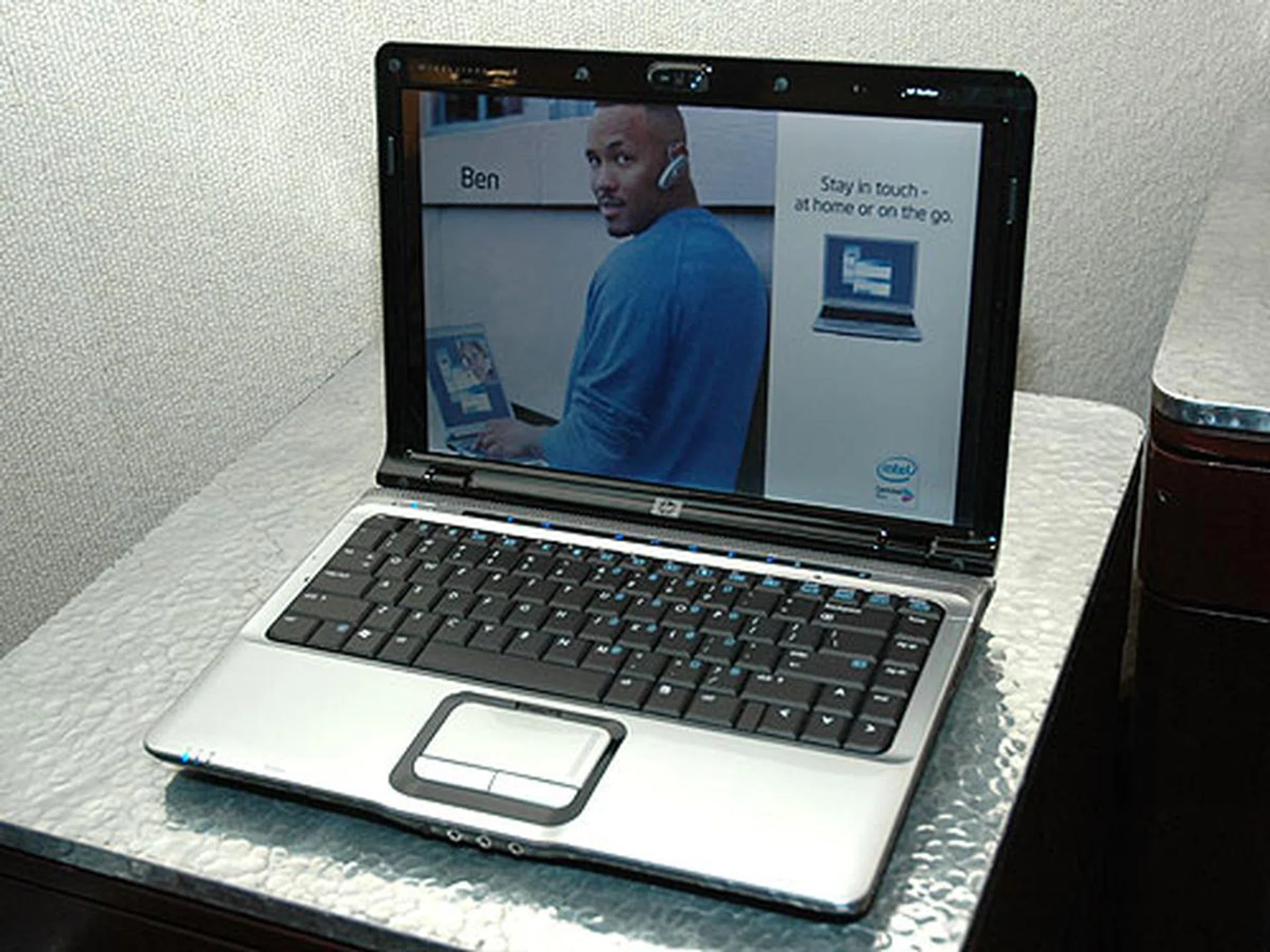 The HP Pavilion dv2000 features a magnetic closure design which is latch free. The notebook is also available with integrated LightScribe DVD+/-R/RW SuperMulti writer with double-layer support.