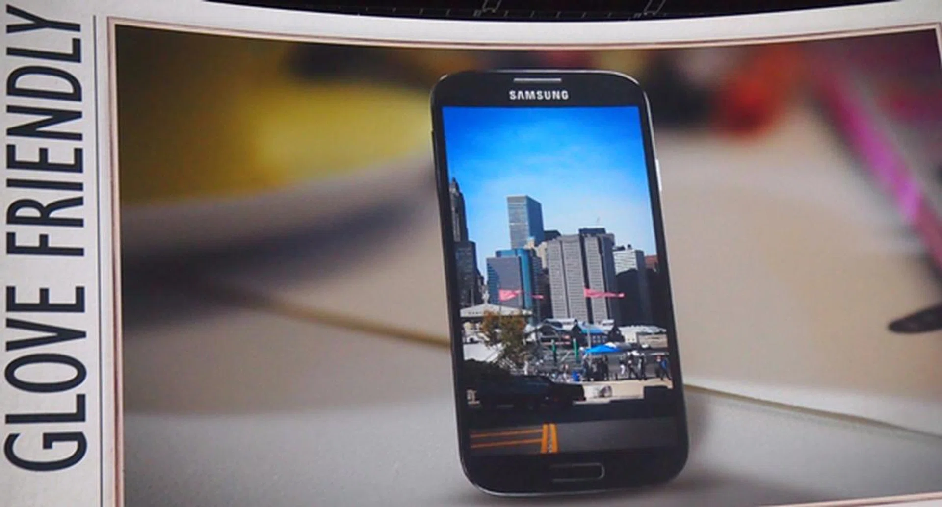 The display is still able to detect your touch inputs even if you wear gloves - great for cold weather usage.