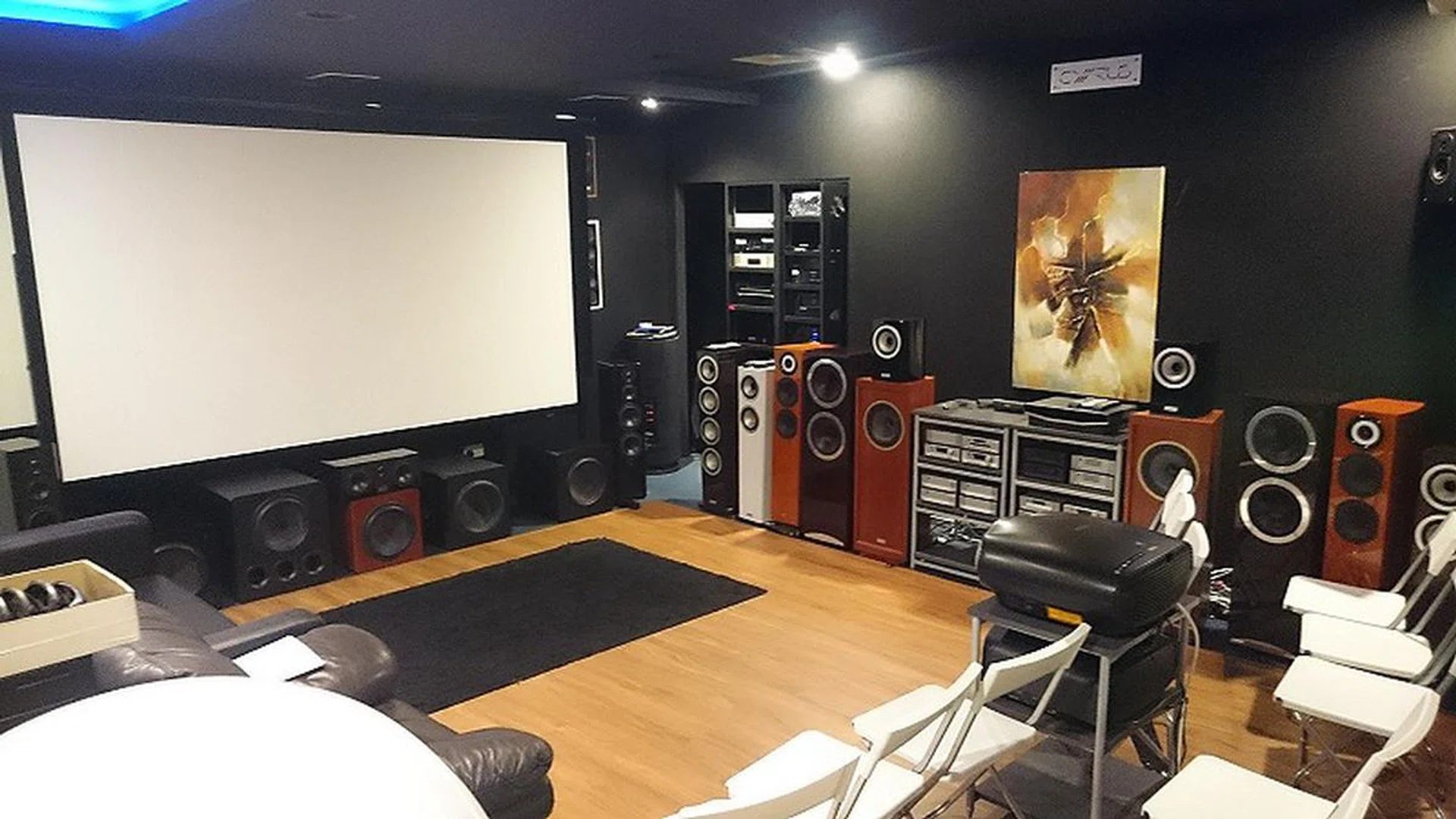 KEC’s showroom with a Stewart Filmscreen CIMA White Wallscreen.