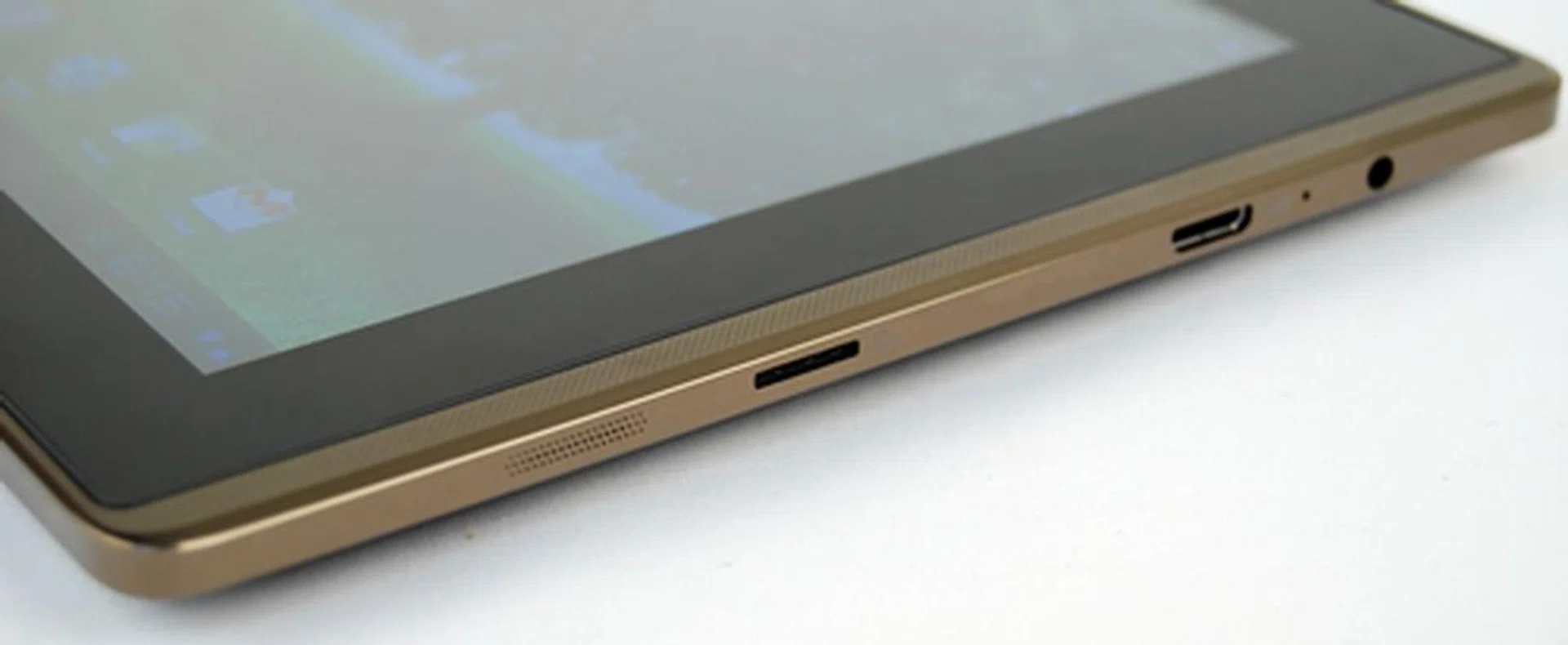 Shown here is the right profile of the Transformer tablet. We felt that ASUS should have used a sliding cover for the microSD memory card slot to minimize the chances of water spilling into it or dust collecting there.