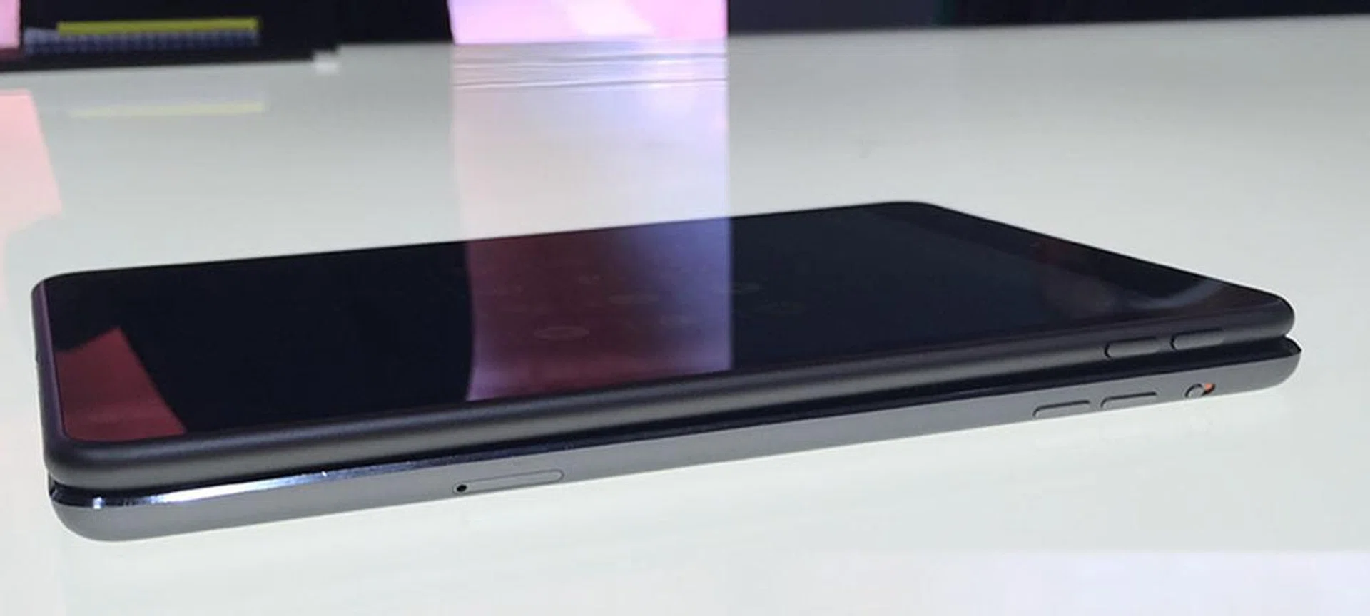 The N1 lacks the chamfered bezel of the iPad Mini, opting for a smooth rounded edge instead, similar to the iPhone 6.