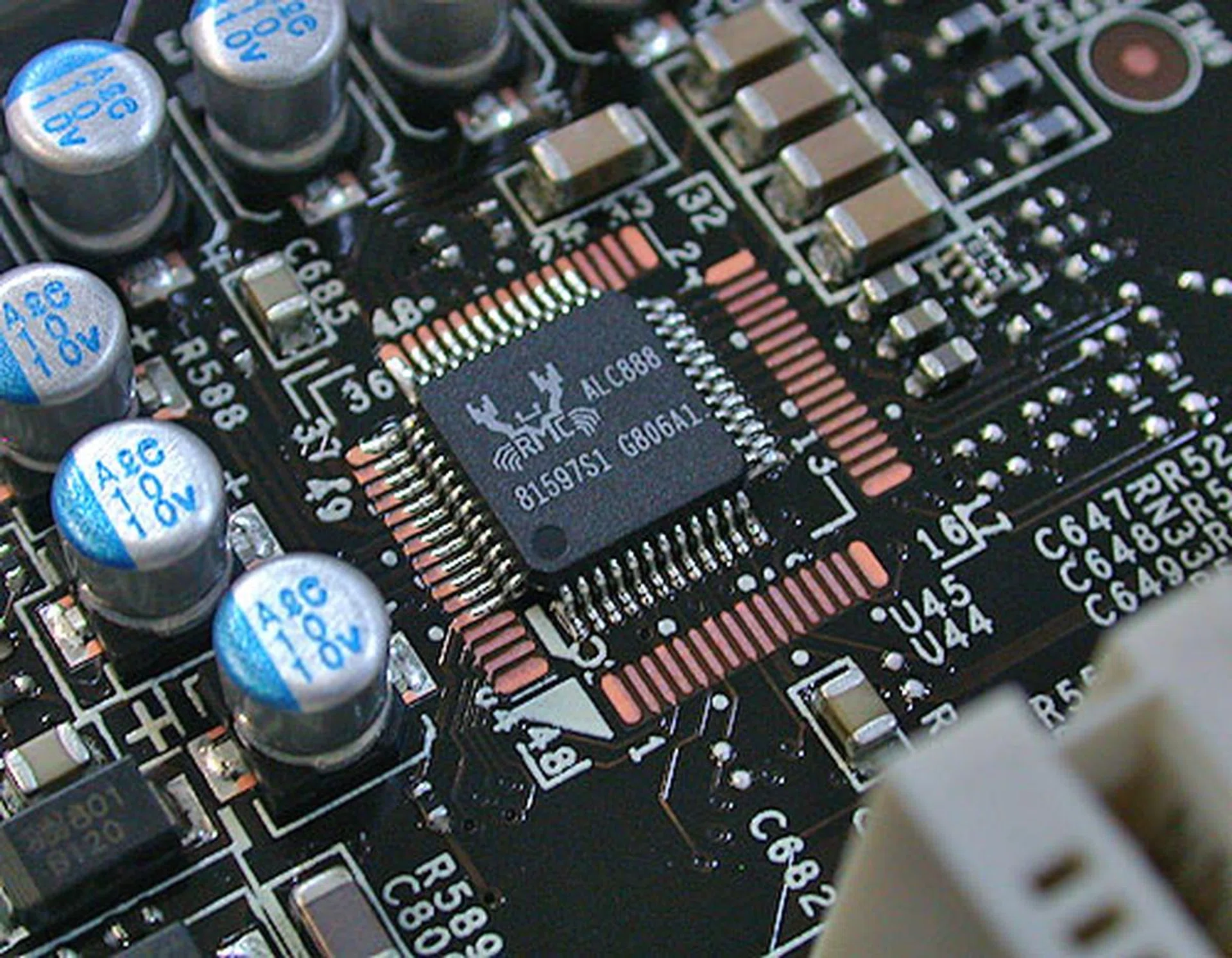 There's HD Audio onboard the Platinum boards and its provided by this popular Realtek ALC888 codec.