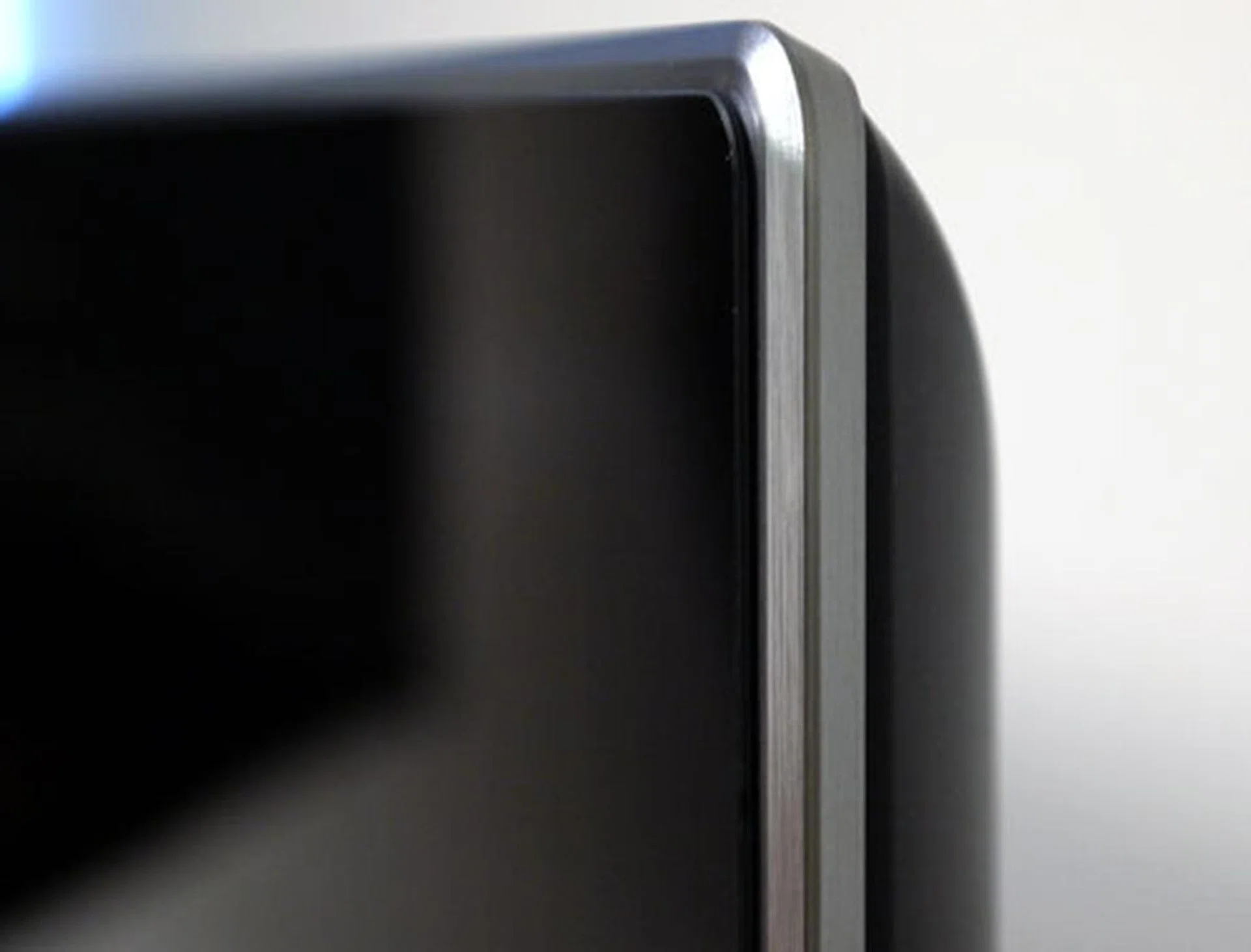 A metallic trimming which frames the panel helps break an otherwise all-black attire. The HX855 also sports softer contours around the edges instead of a blockish frame like the older Bravias. 