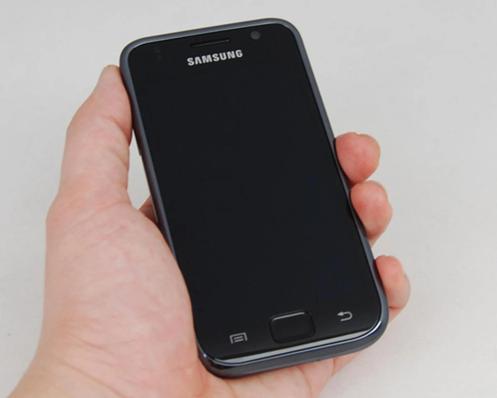 Like the Samsung Wave, the Galaxy S uses Samsung's Super AMOLED screen, and in this case, it's a 4-inch screen you're getting.