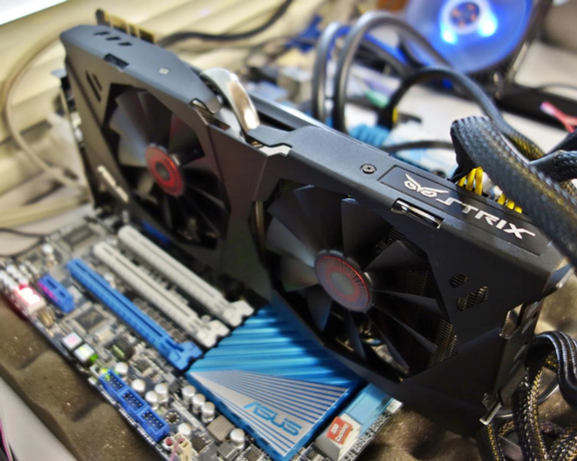 With the 0dB feature kicked in, the pair of cooling fans on the DirectCU II cooler ceases operation to reduce operating noise.