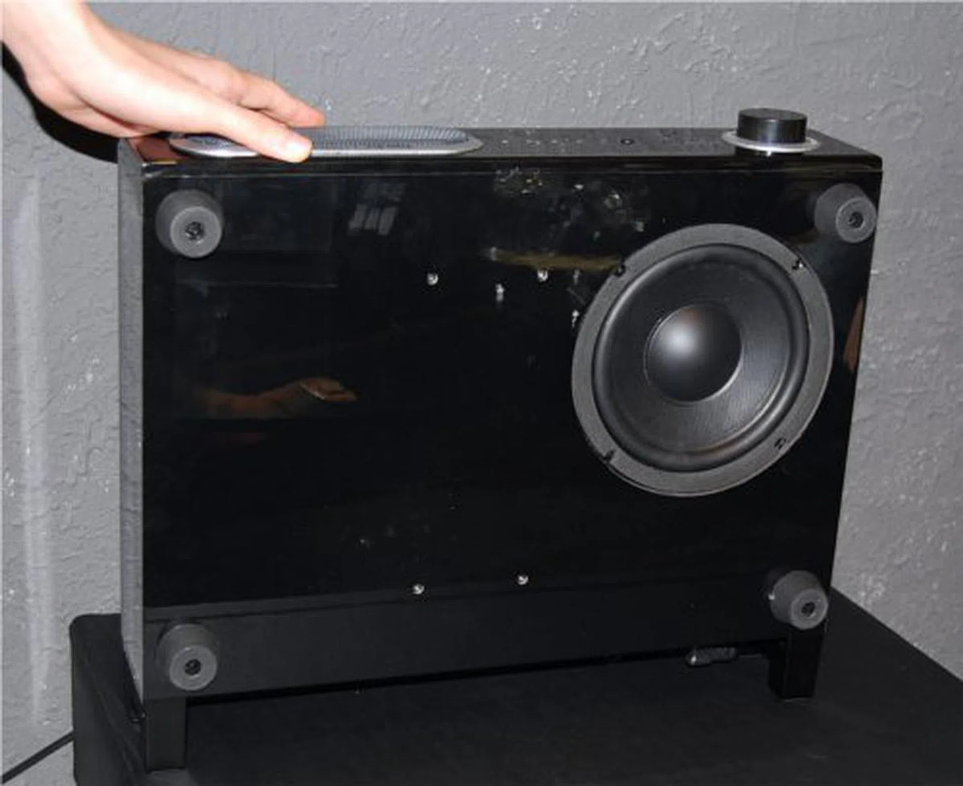 Now you can see the 6.5-inch subwoofer driver at the base of this slim unit. The Power Bird can be stored and stacked in either the vertical or horizontal position.