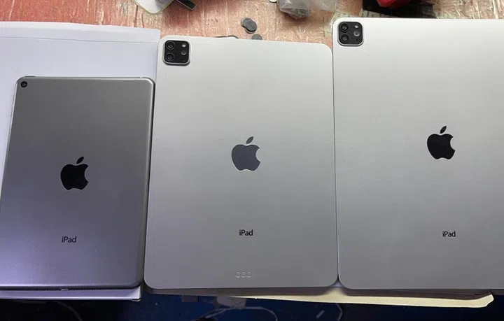 The dummy unit of the Apple iPad Mini 6 (left). <br>Image source: @SonnyDickson