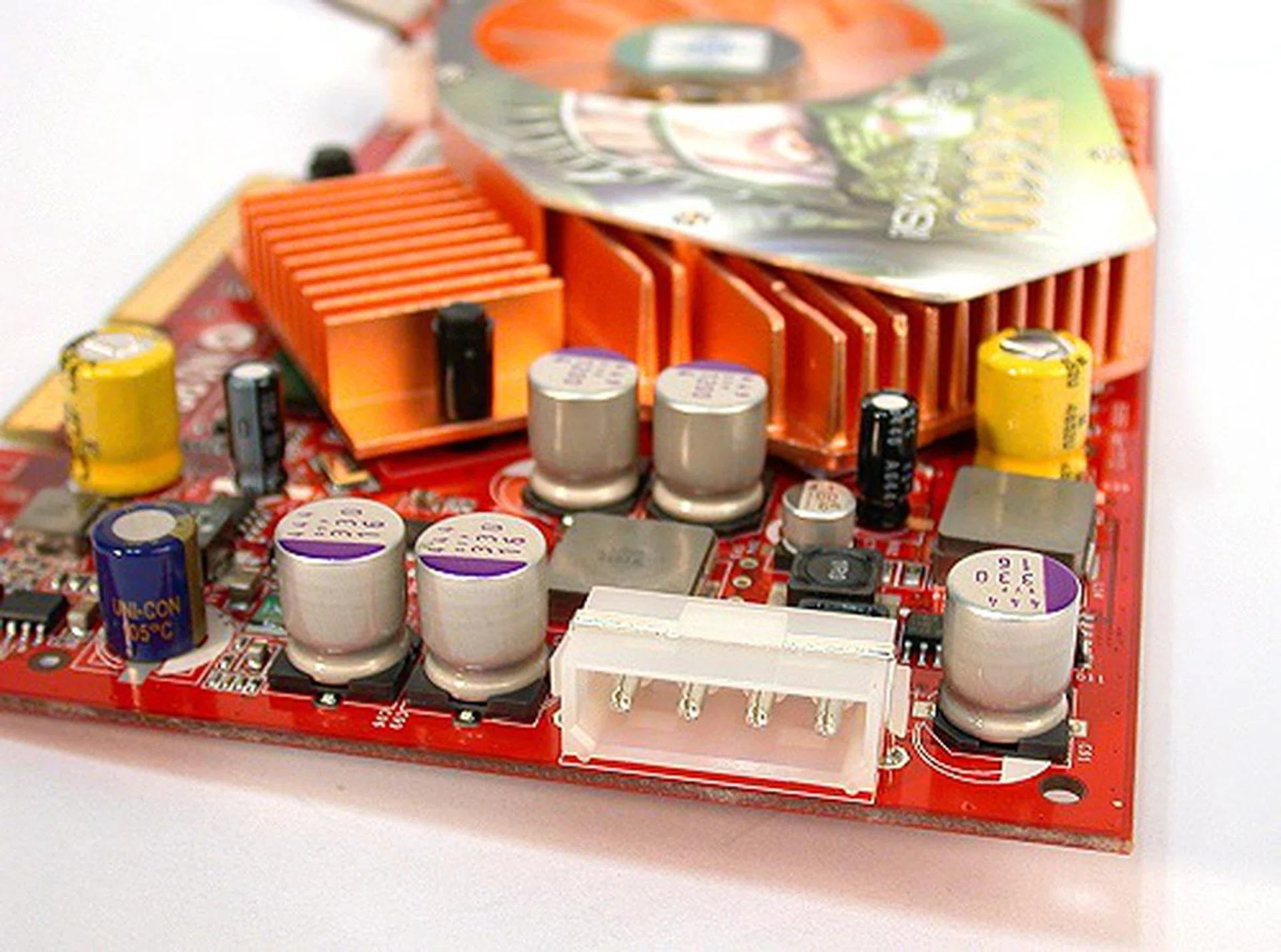 While a true GeForce 6600 card requires no extra power connectors, the MSI NX6600-VTD128 Diamond is in a slightly higher class and furthermore, using the same PCB design as the GeForce 6600 GT, it sports a compulsory 4-pin Molex power connection.