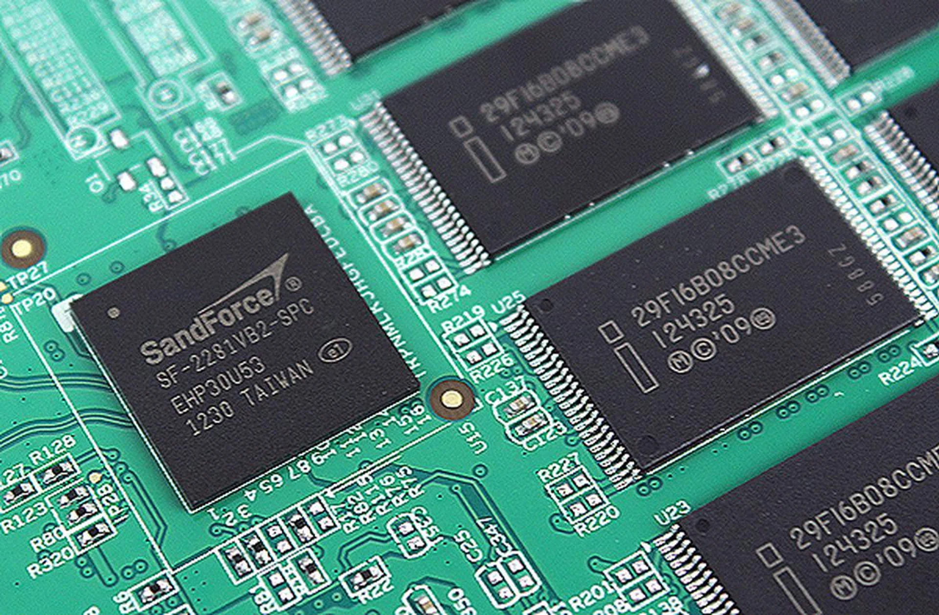Here we can see the SandForce SF-2281 controller on the left. To the right are Intel MLC NAND chips of 16GB density.