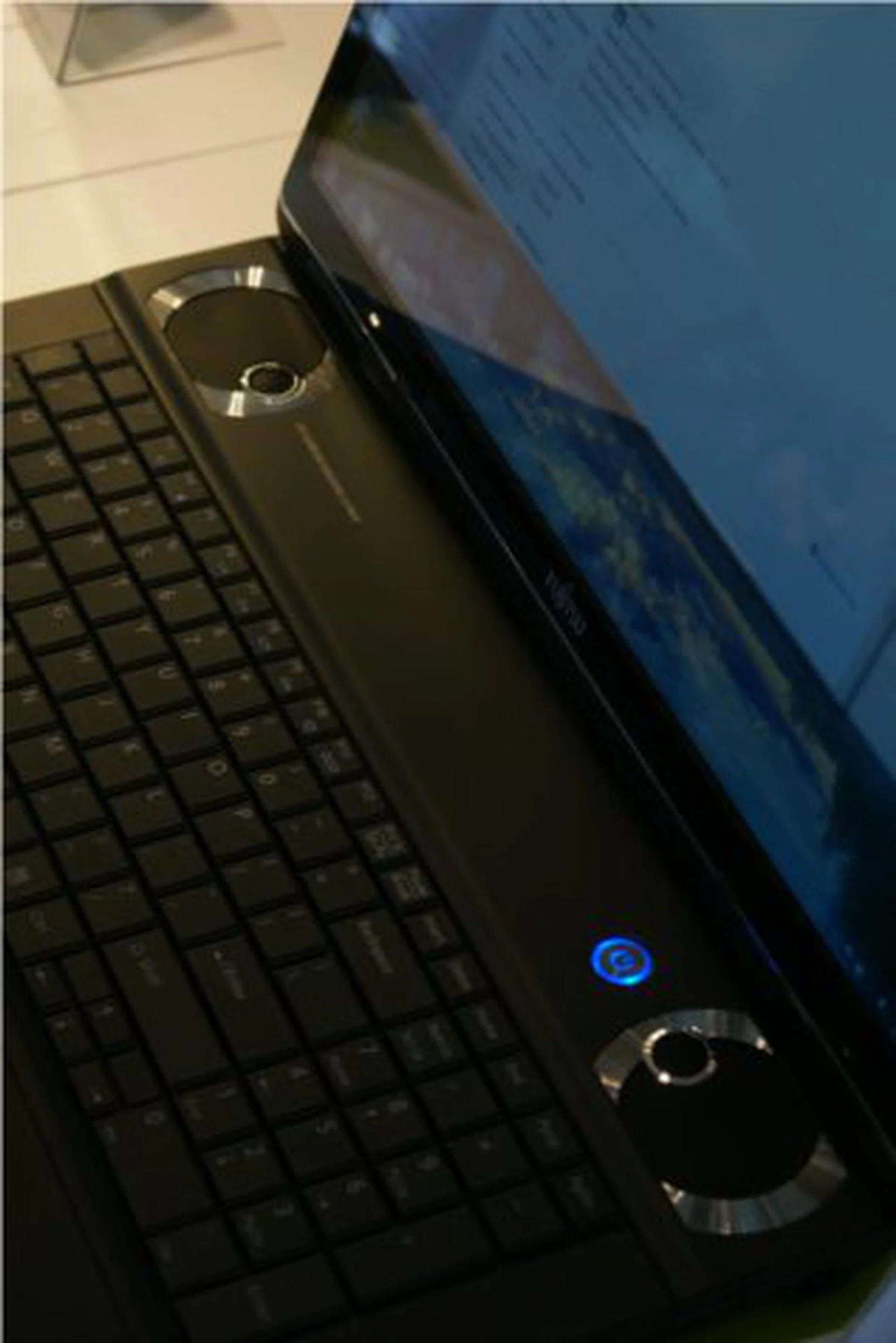 It also boasts a complete 5.1-speaker system built in to ensure pristine sound quality and a well-developed soundstage for a better gaming experience.