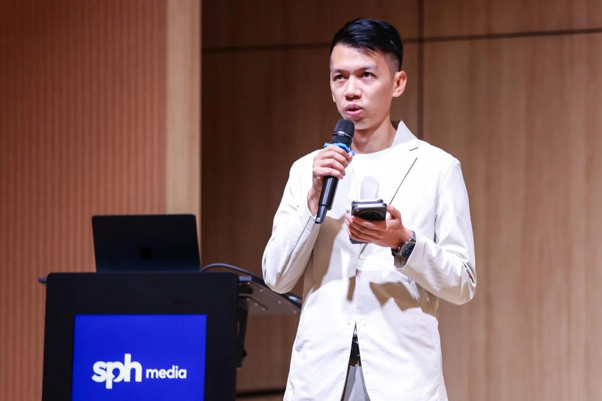 Dylan Tan of OPPO introducing the OPPO Find X9 Ultra as OPPO’s first Ultra device outside China