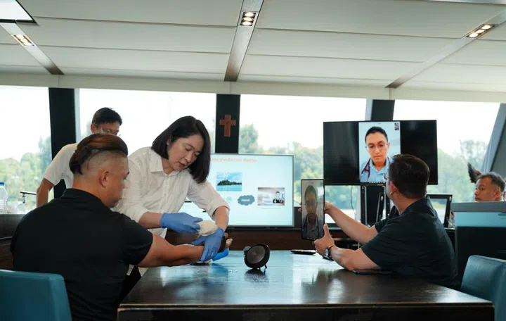 Ongoing teleconsultation with a doctor on mainland while patient is on a vessel. Image source: M1.