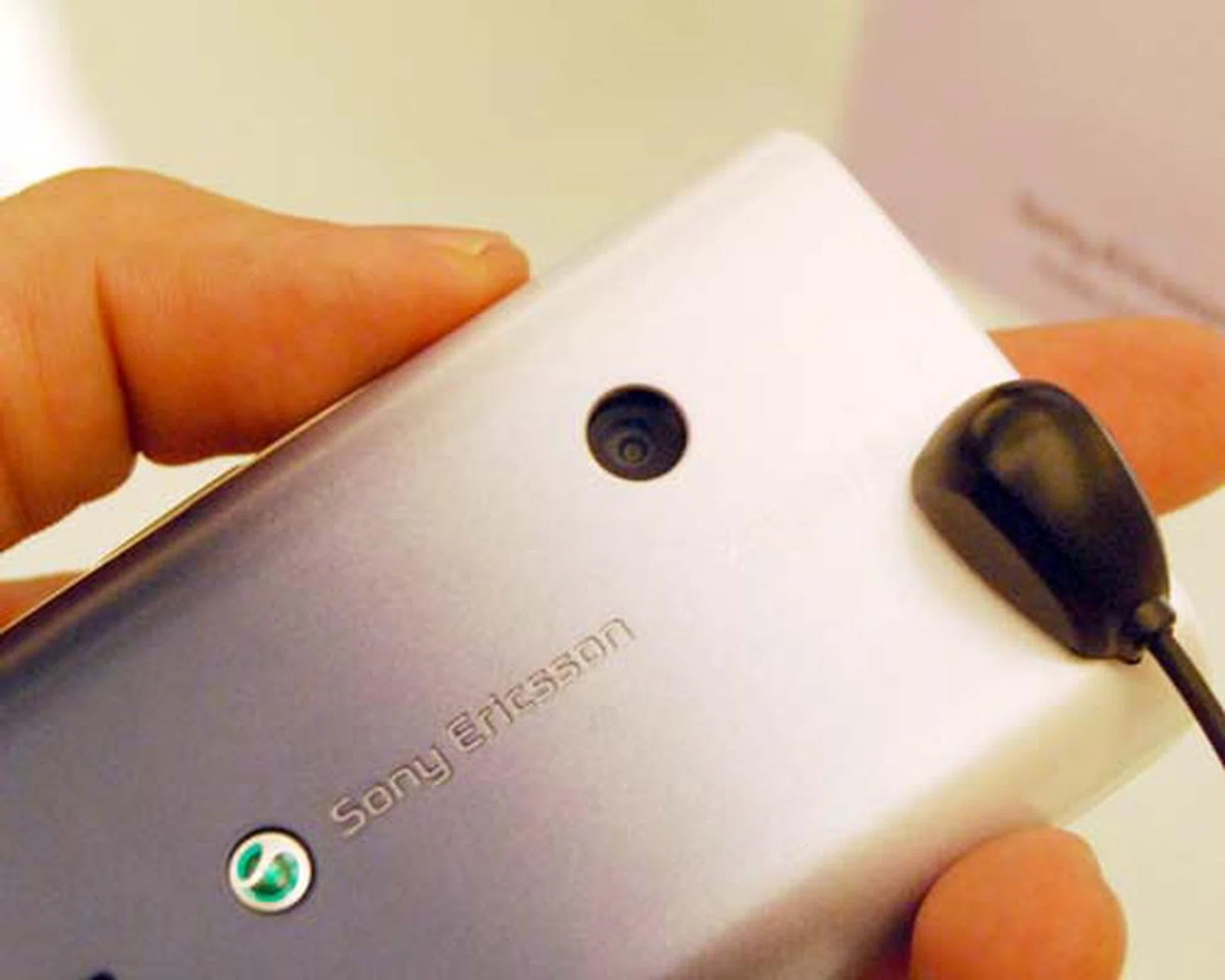 The X8 opts for a more affordable 3.2-megapixel camera without LED flash, which should put it a lower price range.