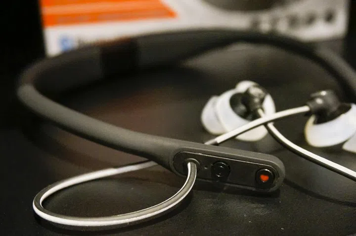 Hold down this button to get live heartrate feedback.