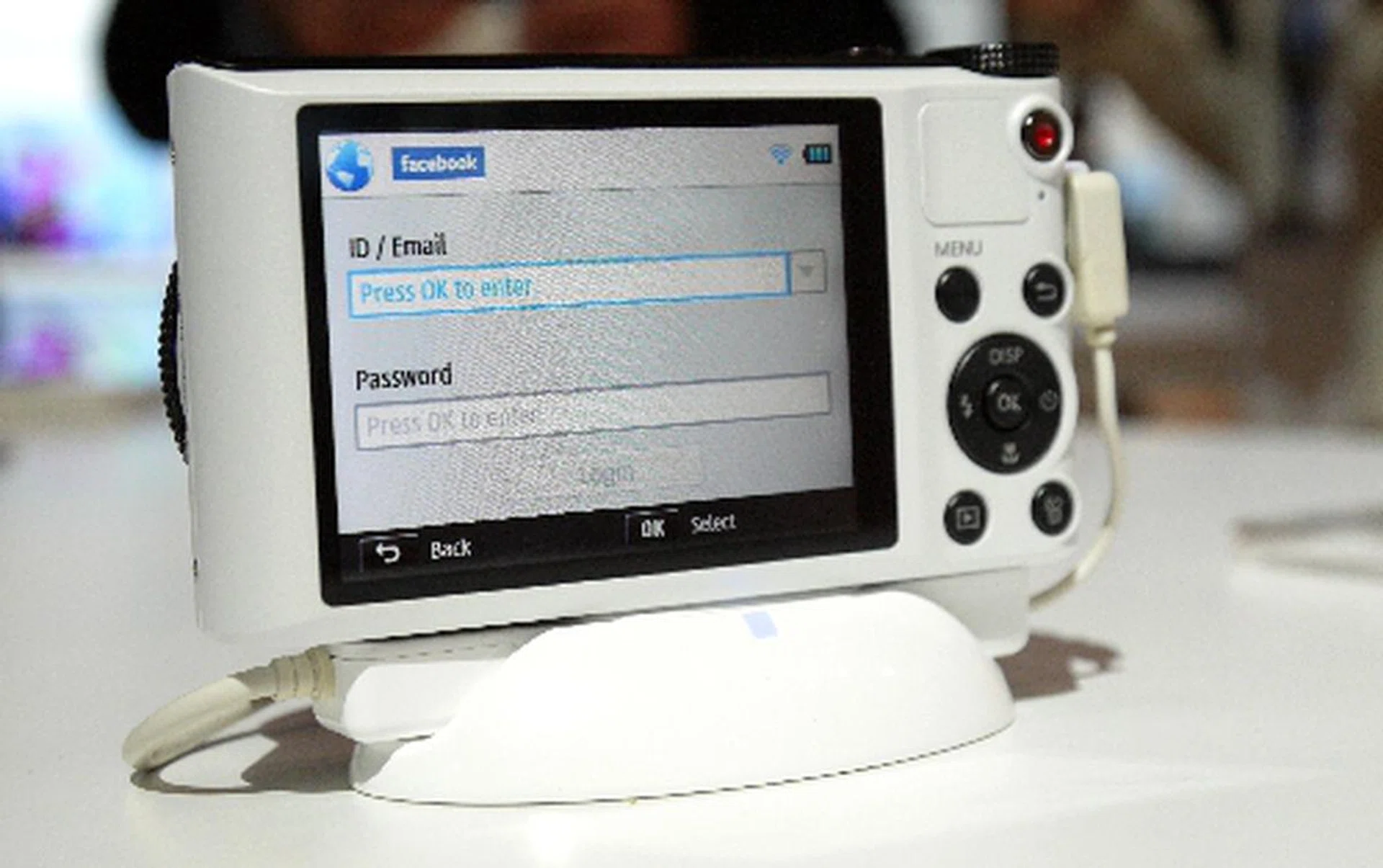Armed with Wi-Fi features, the WB150F enables you to send your captured images to social networking sites like Facebook or YouTube. All you need is a Wi-Fi hotspot to do so.
