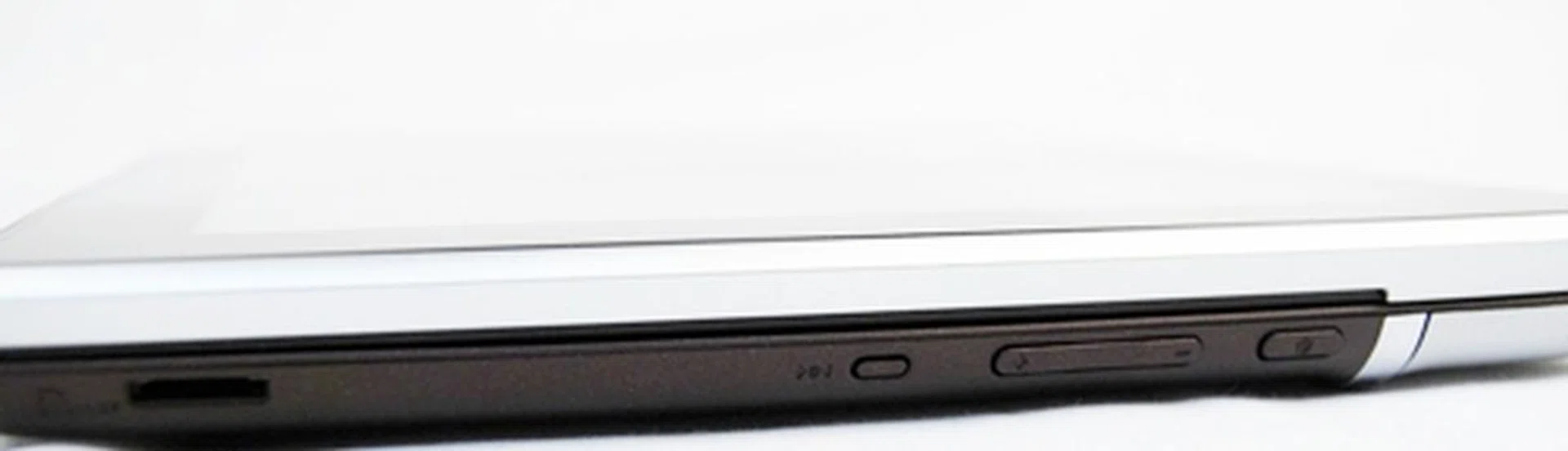On the left profile, you'll find a microSD memory card slot, a reboot button, volume controls and the power button. ASUS should have designed a bigger Power button and locate it in a better position.