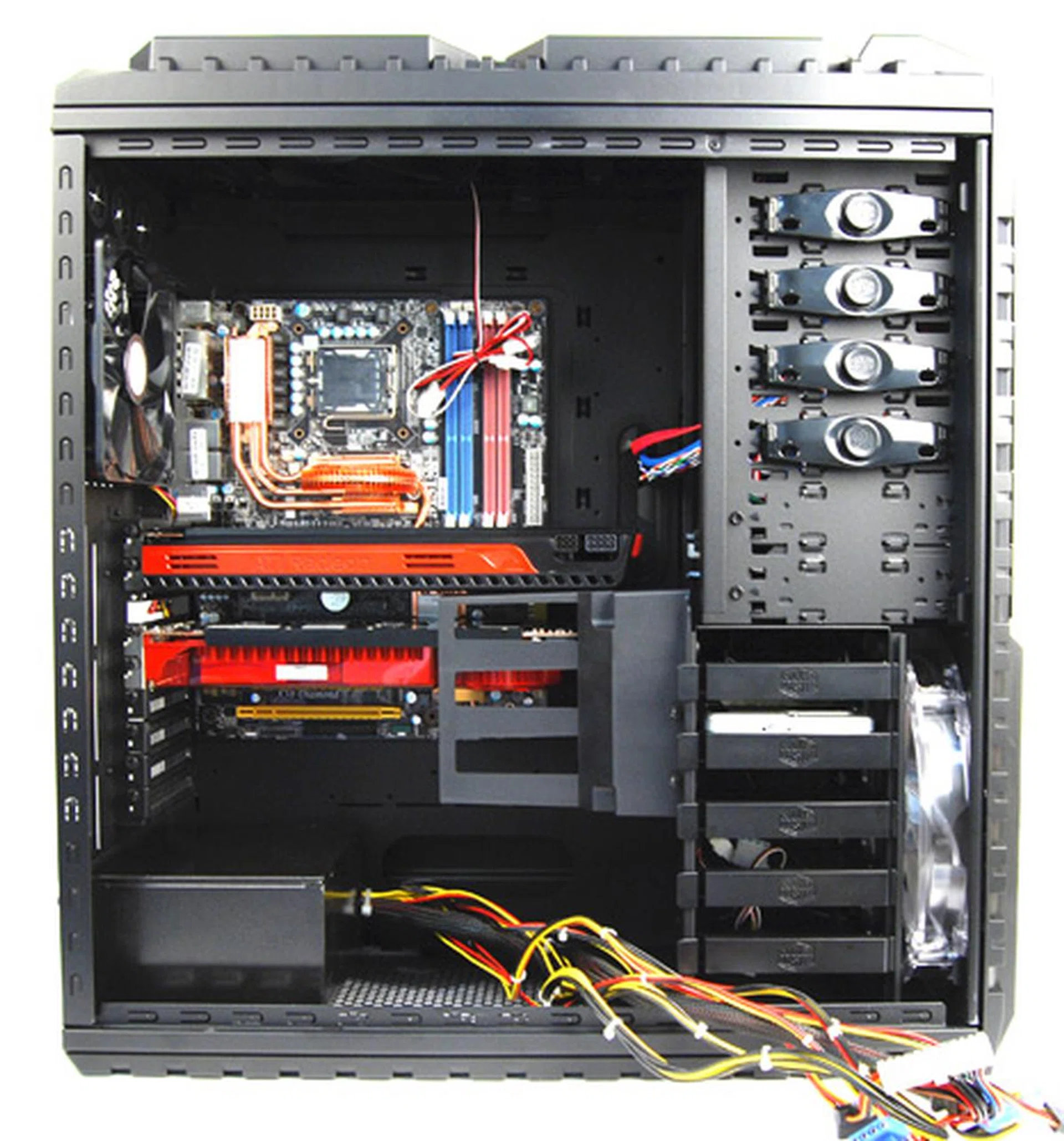 A quick look at the casing with all the major components installed. Look at how spacious it is! There's much space even after installing a giant Radeon HD 5970 graphics card.