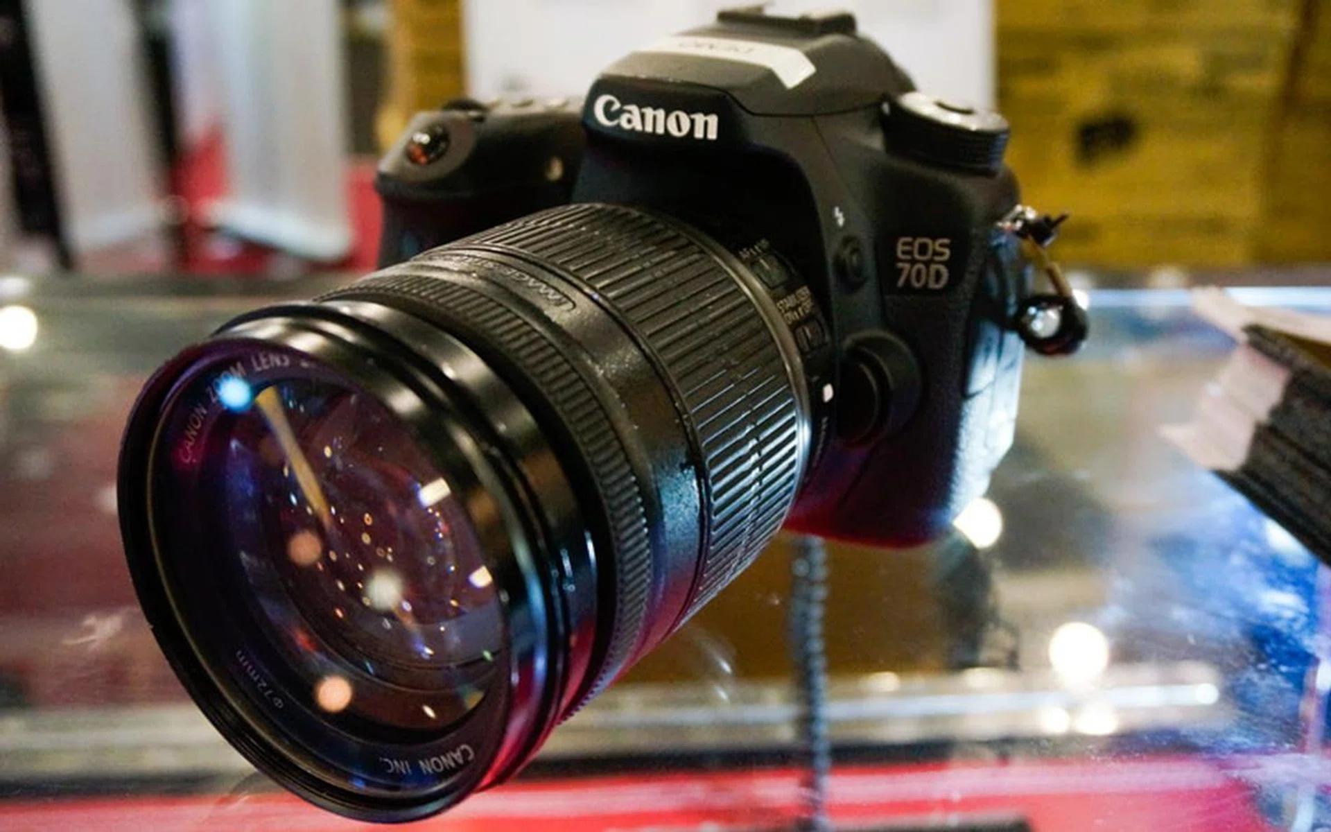 The EOS 70D is one of the star buys of this show, and is a 20.2-megapixel APS-C DSLR that features a 3” capacitive touchscreen vari-angle LCD, and Dual Pixel CMOS AF for fast autofocus. This is going for $1,499 (body only) and you get one 16GB SD card, one 32GB SD card, a T4 tripod, a 5 Million Dollar Crumpler bag, and a 23L Dry Cabinet free with purchase.