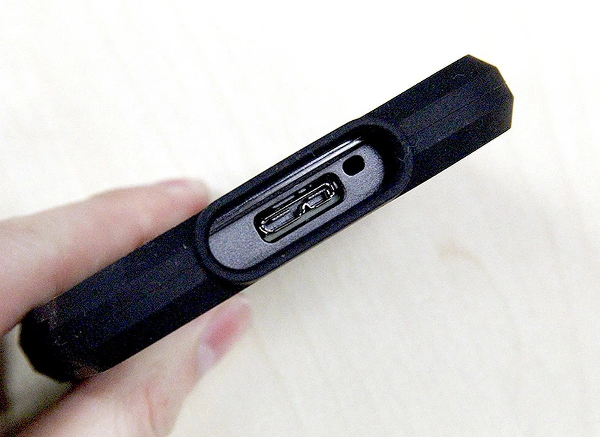 No USB Type-C here or Thunderbolt 3. The ADATA SD700 connects via a USB 3.0 Micro-B port, which is of course backwards compatible with ubiquitous micro-USB 2.0 cable/connection.