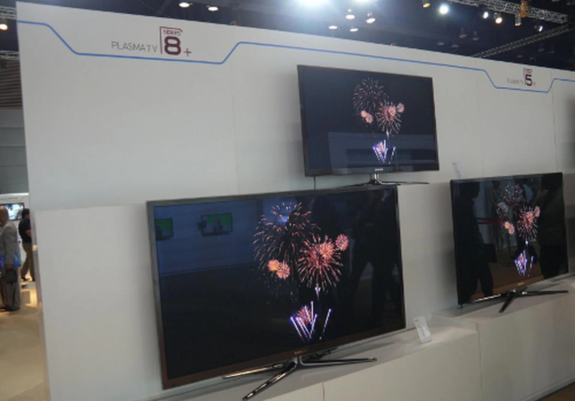 Samsung did not neglect their PDP series either. Shown here are the new E8000 plasma TVs with a relatively slim profile of 1.5 inches. Other fittings include a Real Black Pro panel, 3D capabilities, a dual-core processor (like the ES8000) and a 'titan black metal' color scheme.