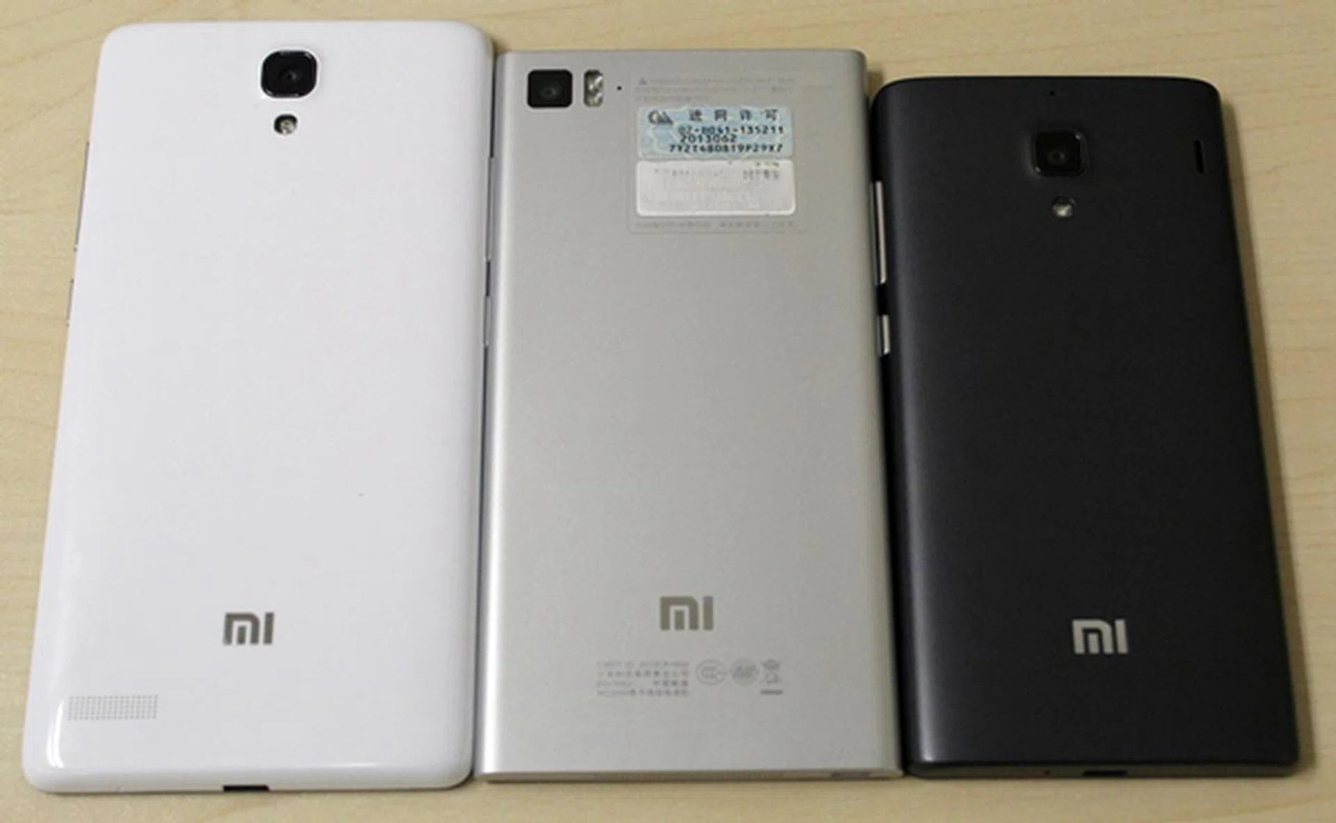 All three devices sport different textures for the back cover. The Xiaomi Redmi Note (left) has a glossy surface while the Mi 3 comes with a sandblast finish. The Redmi has a matte texture.