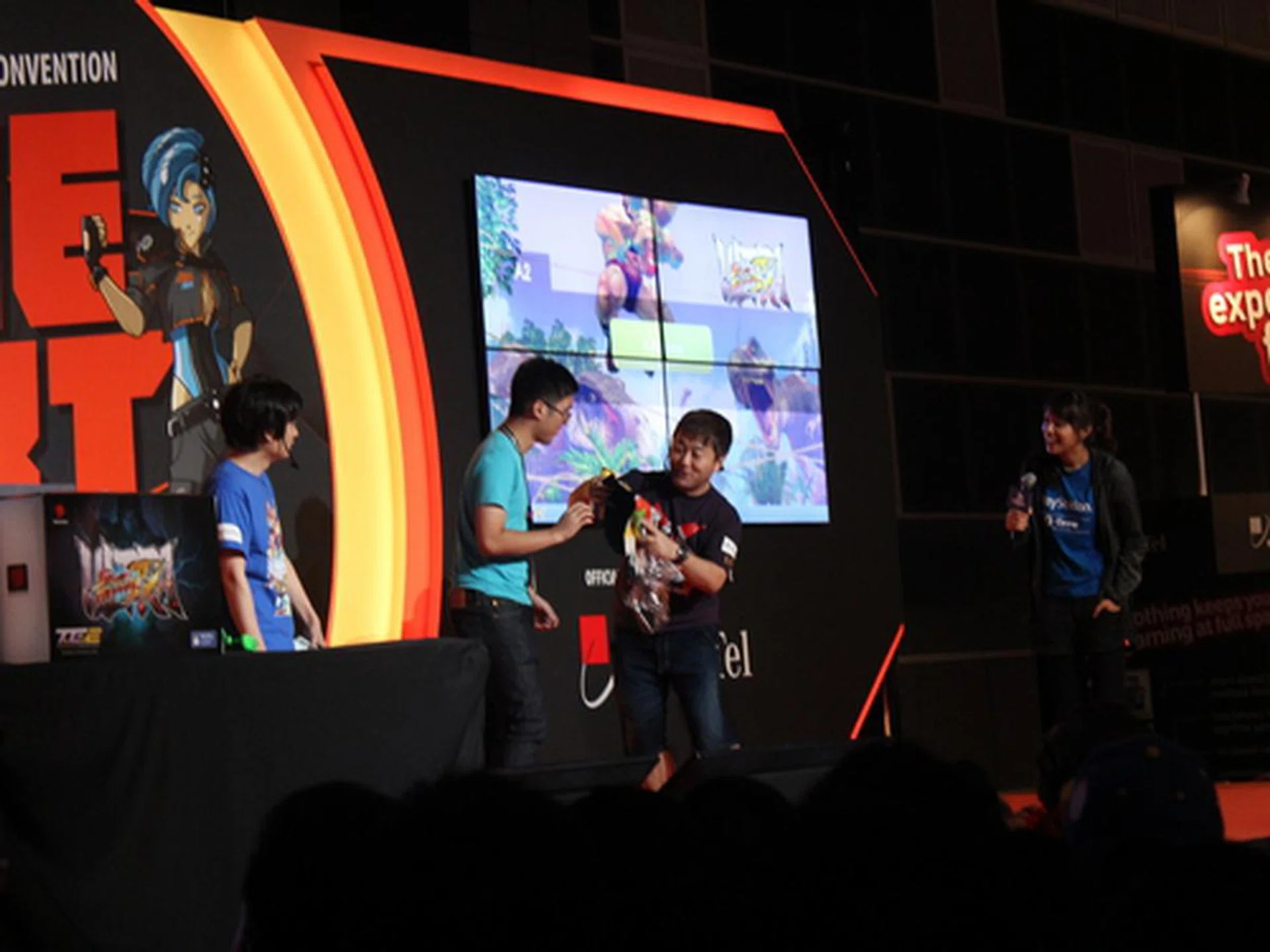 Ono-san asked for this quiz winner's number too and laughingly joked that the t-shirt prize was too small for the winner to wear (which was true).