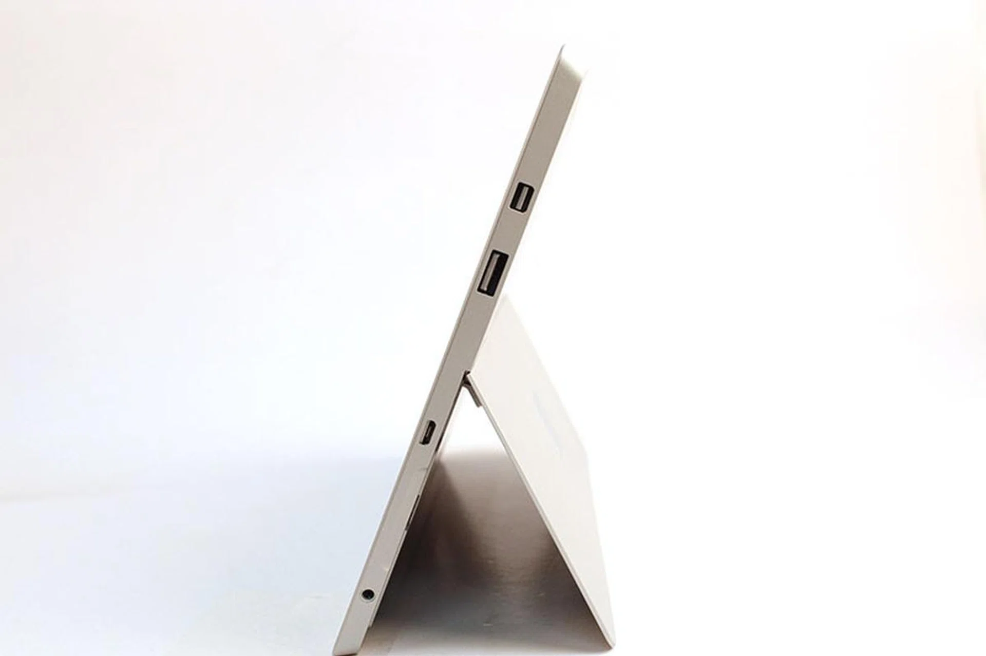 The right edge of the Surface 3 sports a mini-DisplayPort output, one USB 3.0 port, a micro-USB charging port and the headphone jack.
