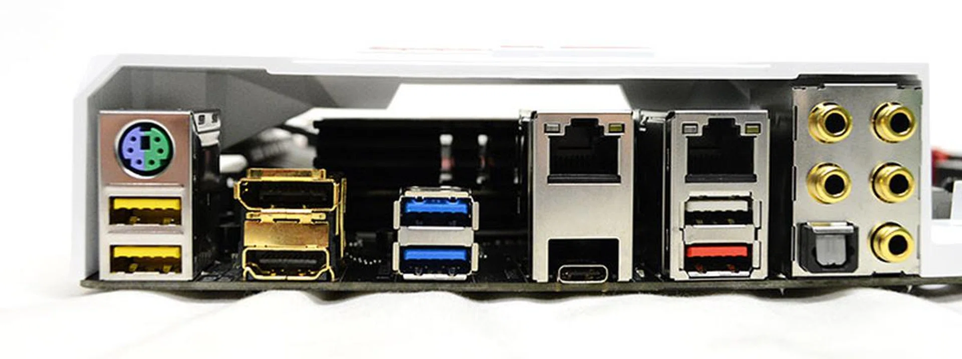 The five USB 3.0 ports are color-coded for different functions. The yellow ports double as ports for hooking up a USB DAC, the white port is the Q-Flash Plus port, and the blue ones are regular USB 3.0 ports.