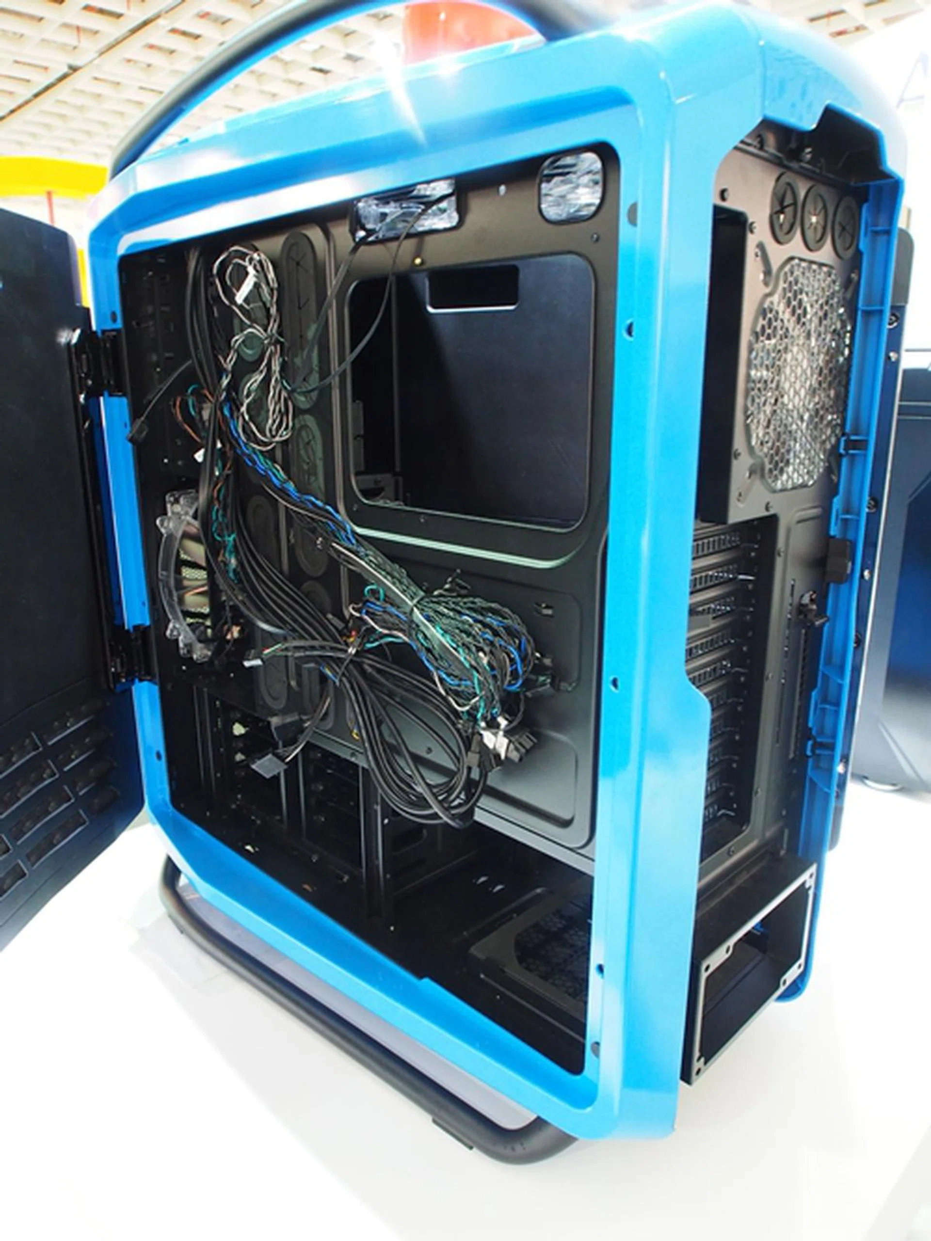 The cable management system is ample, with rubber grommets to bunch the cables, wires and ribbons properly. This casing has advanced controls that enable fan speed control. It can support up to ten fans and a maximum of thirteen HDDs.